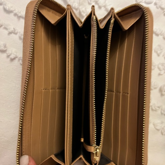 Brand new Gucci wallet in beautiful color! - Picture 3 of 5